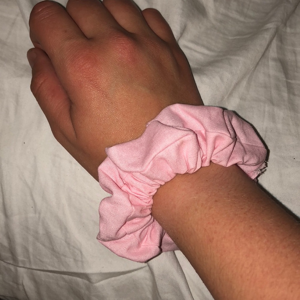 cute pink scrunchie!!💓💓